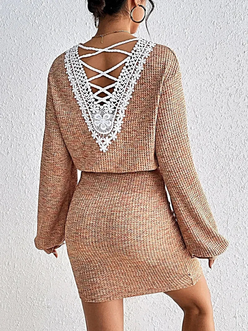 Honingkleurige V-hals sweaterjurk met kanten details - elegante mini-jurk, licht elastisch, ondoorzichtig materiaal