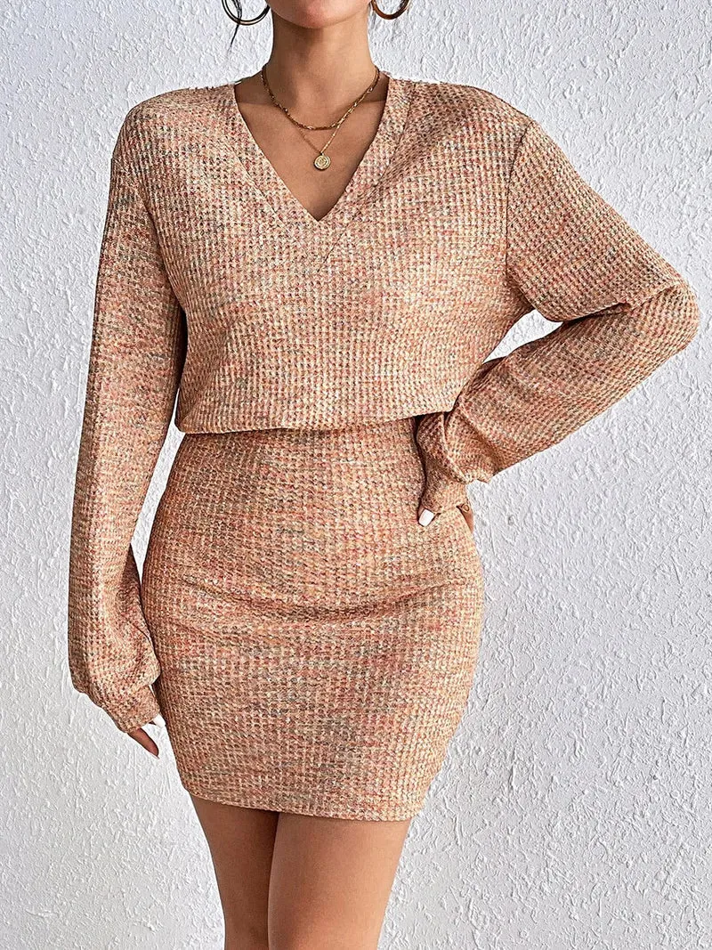 Honingkleurige V-hals sweaterjurk met kanten details - elegante mini-jurk, licht elastisch, ondoorzichtig materiaal