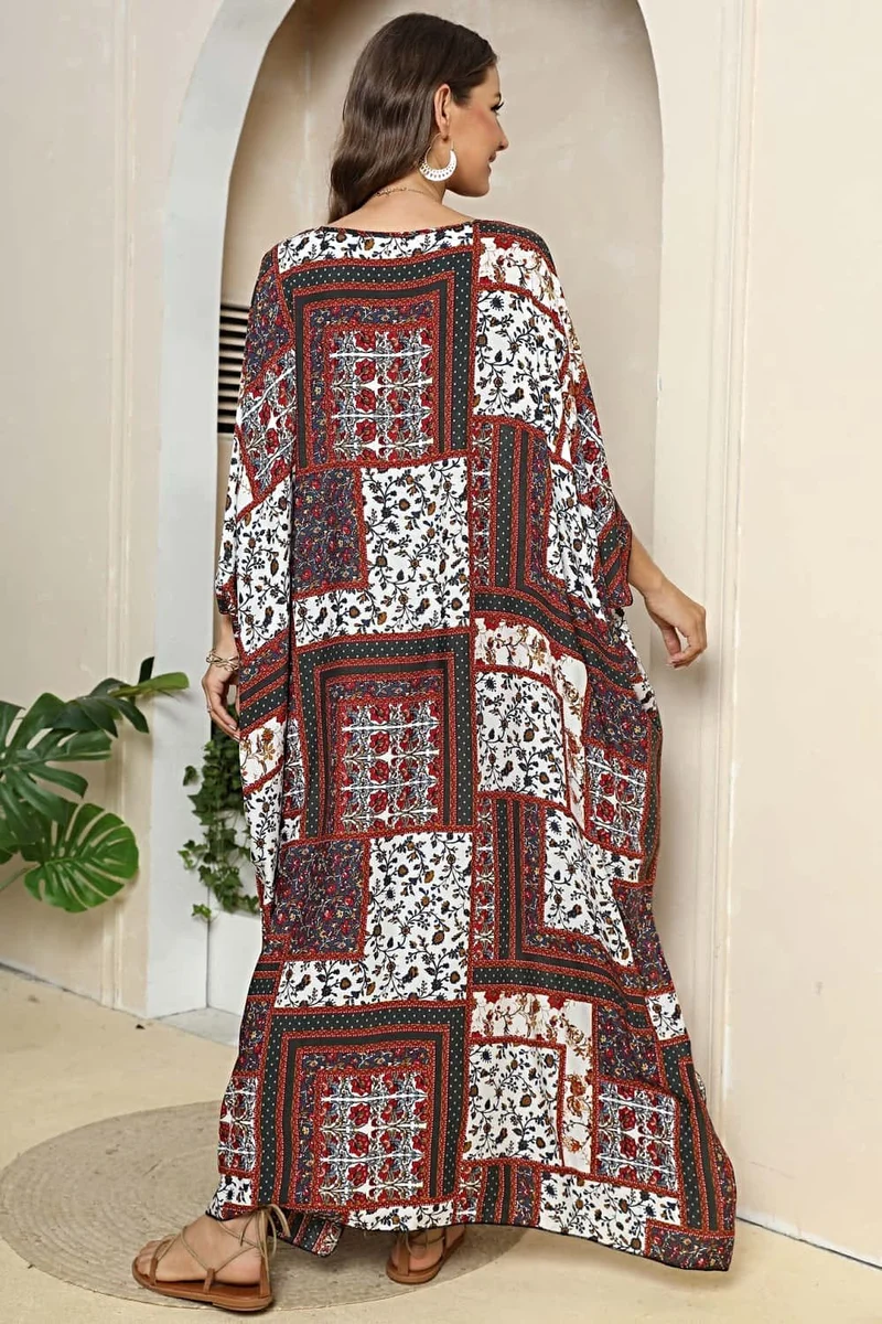 Elegante maxi-jurk met print, V-hals, split aan de zoom en driekwartmouwen.