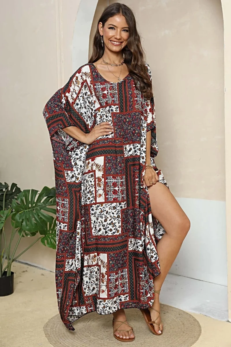 Elegante maxi-jurk met print, V-hals, split aan de zoom en driekwartmouwen.