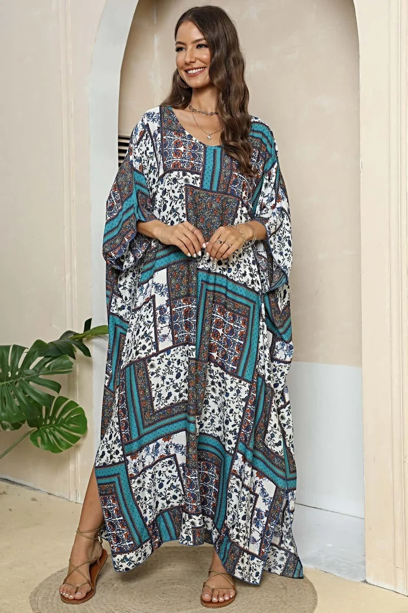 Elegante maxi-jurk met print, V-hals, split aan de zoom en driekwartmouwen.