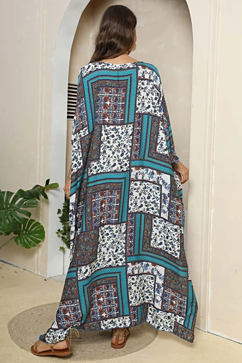 Elegante maxi-jurk met print, V-hals, split aan de zoom en driekwartmouwen.