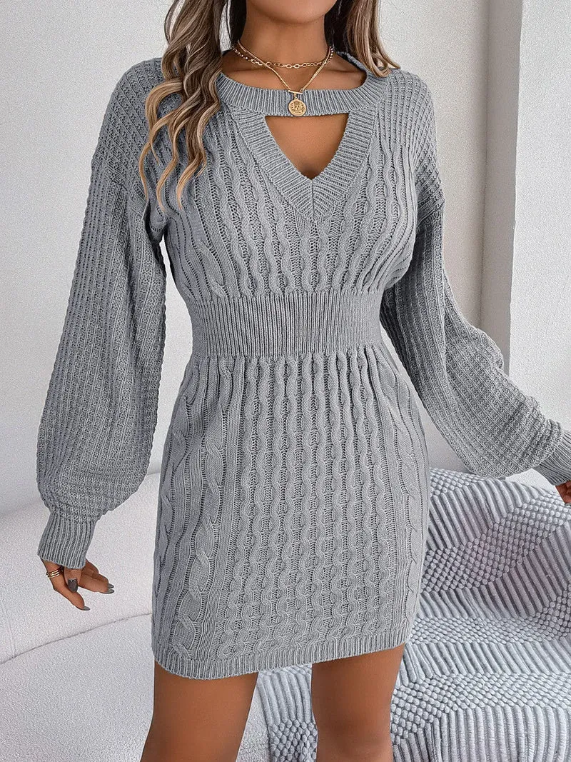 Luxe kabelgebreide sweaterjurk met uitgesneden design, ronde hals en split.