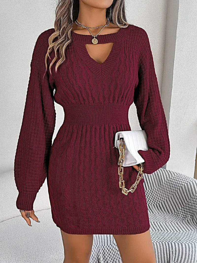 Luxe kabelgebreide sweaterjurk met uitgesneden design, ronde hals en split.