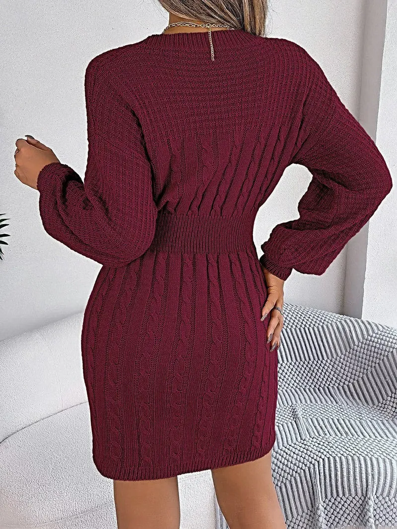Luxe kabelgebreide sweaterjurk met uitgesneden design, ronde hals en split.