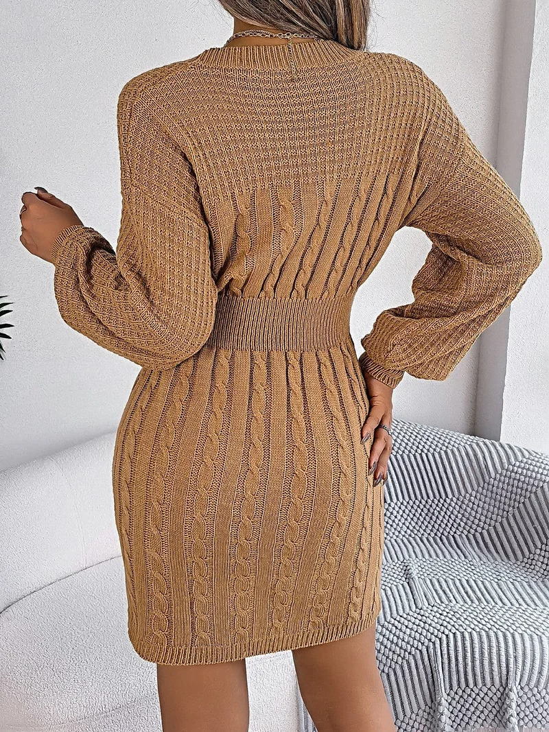 Luxe kabelgebreide sweaterjurk met uitgesneden design, ronde hals en split.