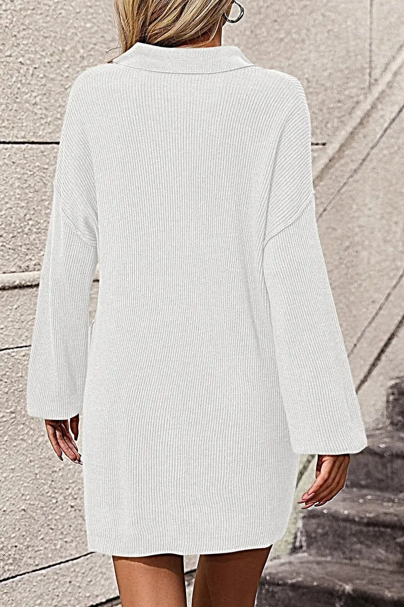 Luxe sweaterjurk met verlaagde schouders, Johnny-kraag, zakken en knoopsluiting.