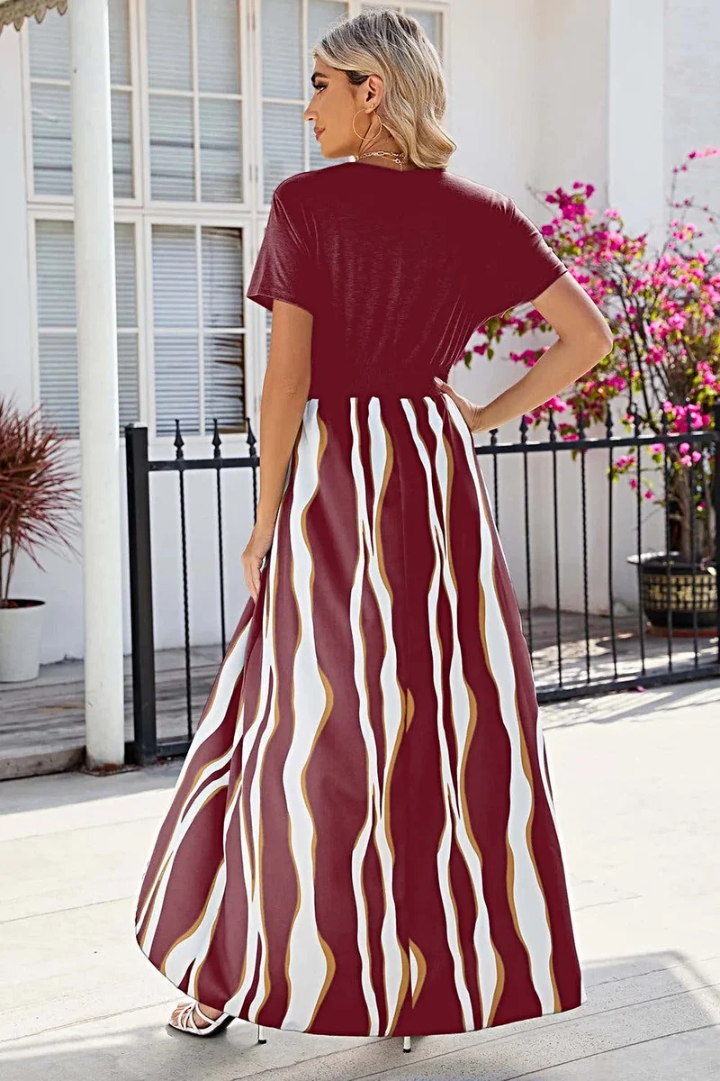 Elegante jurk met gerimpelde overslag en asymmetrische zoom - ondoorzichtig, licht elastisch, geïmporteerde elegantie.