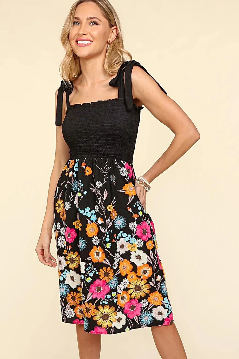 Zomerjurk met bloemenprint, geplooide camisole top en zwierig silhouet.