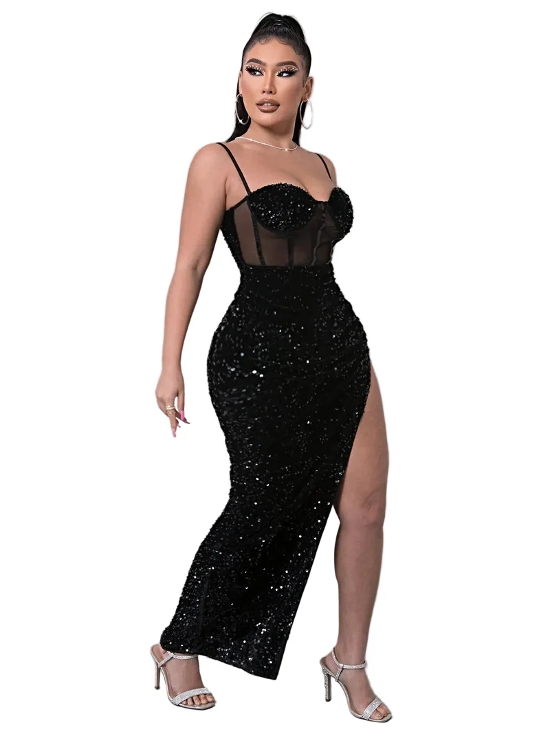 Elegante maxi-jurk met pailletten, mesh-details en verstelbare spaghettibandjes voor een chique stijl.