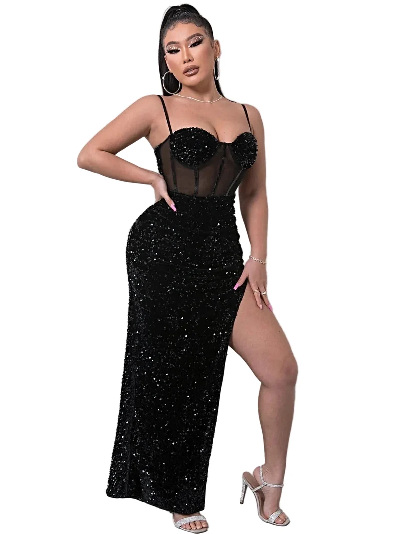 Elegante maxi-jurk met pailletten, mesh-details en verstelbare spaghettibandjes voor een chique stijl.