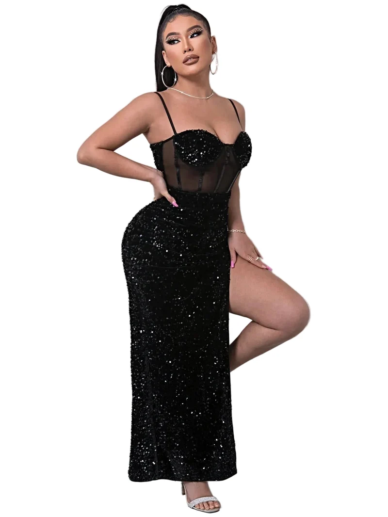 Elegante maxi-jurk met pailletten, mesh-details en verstelbare spaghettibandjes voor een chique stijl.
