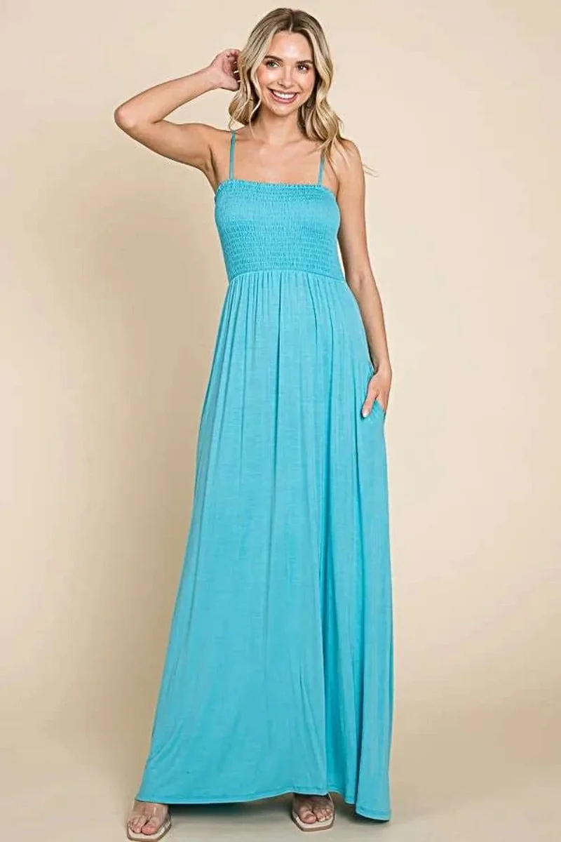 Elegante maxi-jurk met smockwerk en zakken - flatterende pasvorm en zwierige stijl.