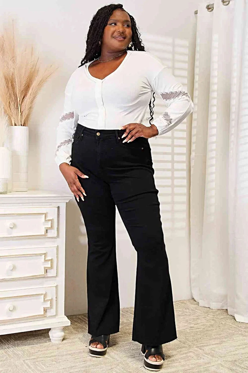 Verfijnde blouse met V-hals, verlaagde schouders en elegante kanten details.