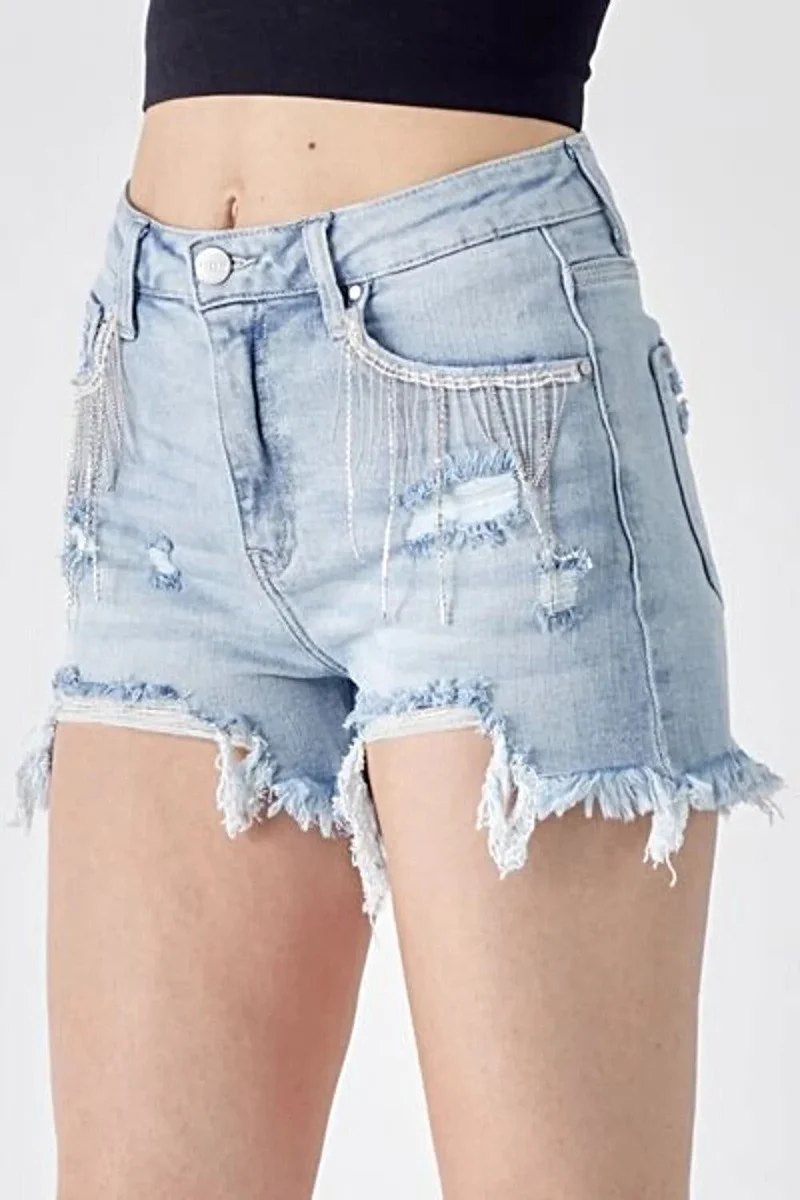 Verfijnde denim shorts met gerafelde zoom en unieke franjes op de zakken voor een trendy look.