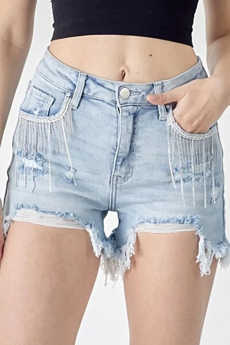 Verfijnde denim shorts met gerafelde zoom en unieke franjes op de zakken voor een trendy look.