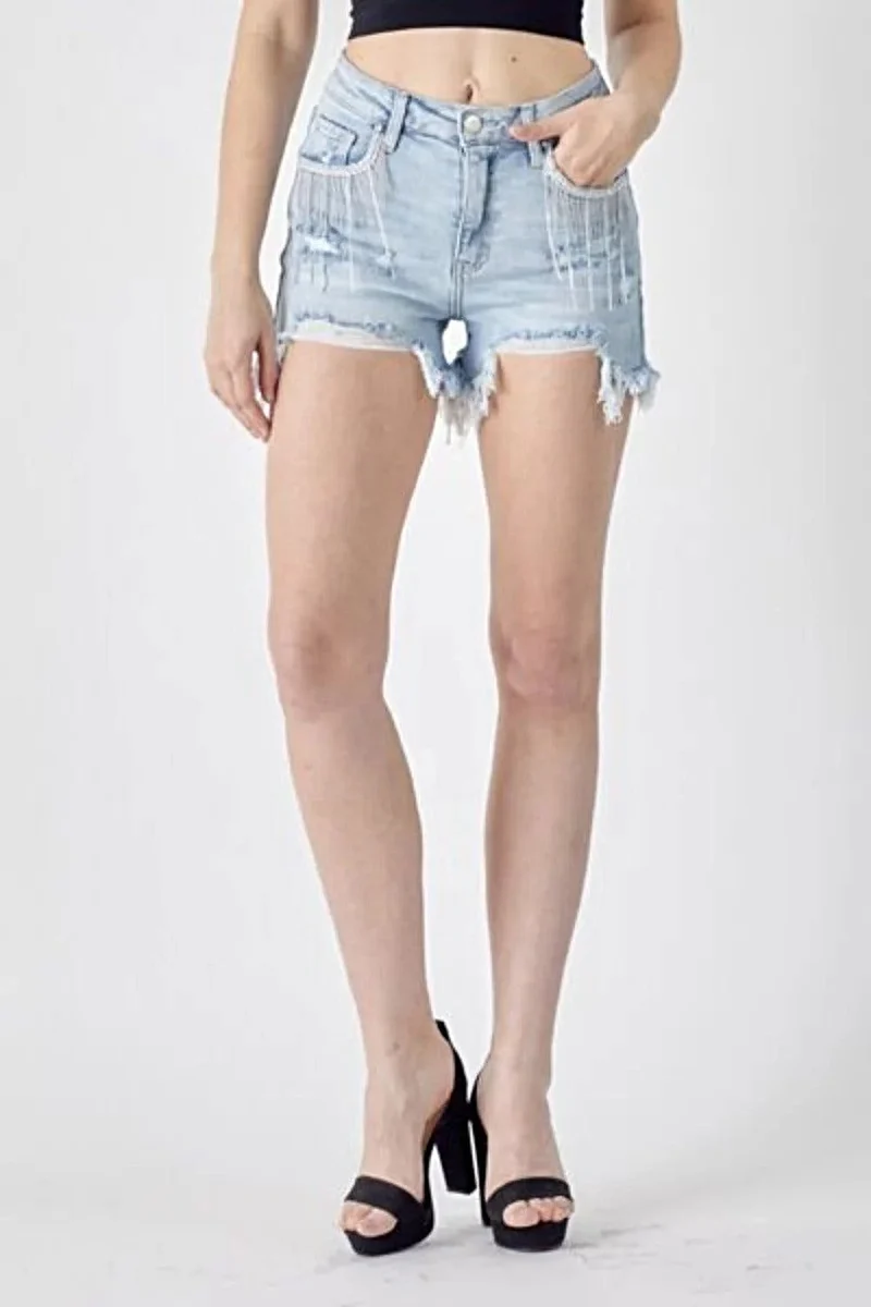 Verfijnde denim shorts met gerafelde zoom en unieke franjes op de zakken voor een trendy look.