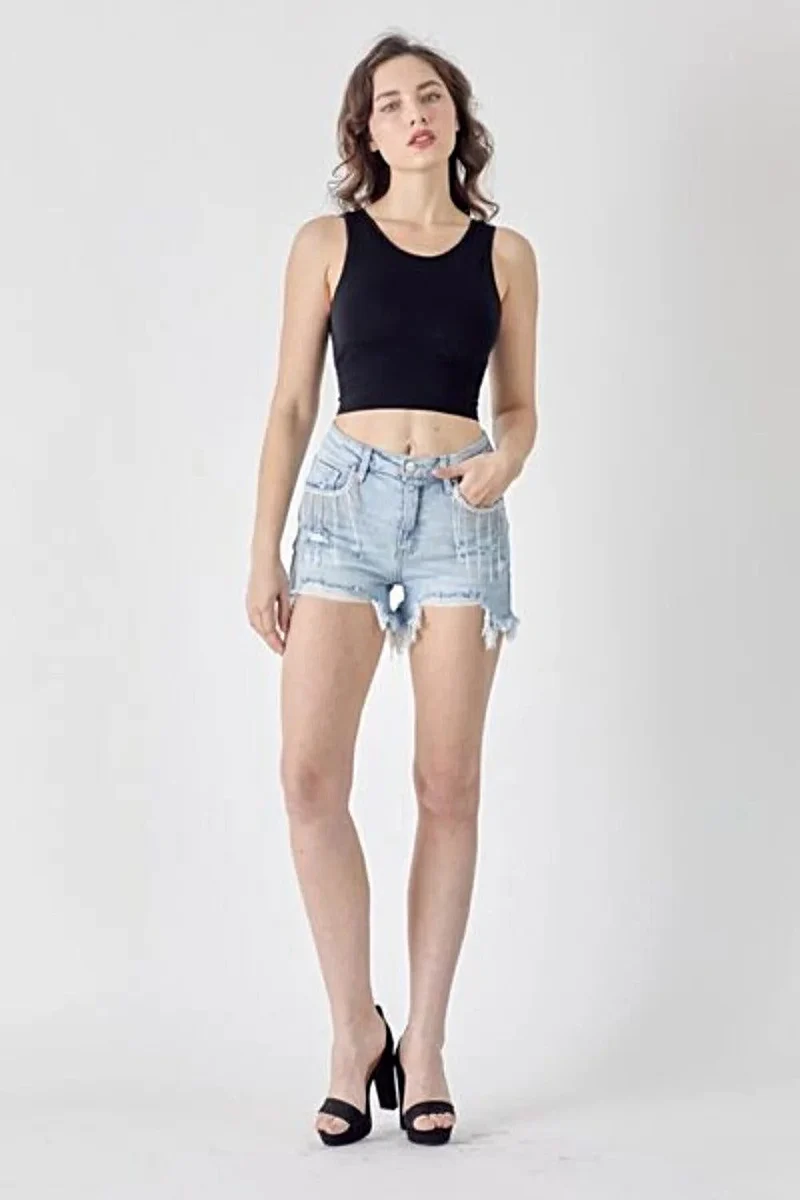 Verfijnde denim shorts met gerafelde zoom en unieke franjes op de zakken voor een trendy look.