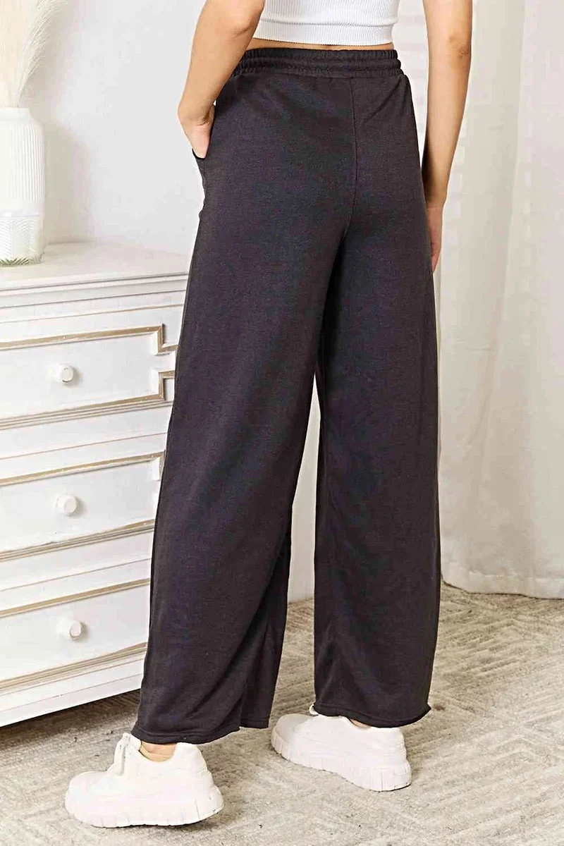 Chique broek met wijde pijpen en zakken voor moeiteloze elegantie - ondoorzichtige stof en veelzijdige stijl.