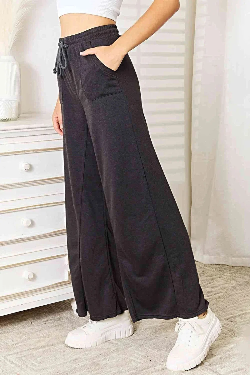 Chique broek met wijde pijpen en zakken voor moeiteloze elegantie - ondoorzichtige stof en veelzijdige stijl.