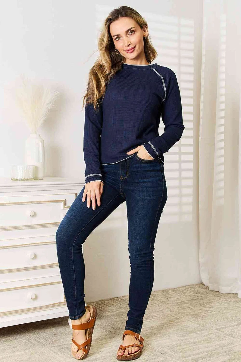 Luxe casual overhemd met ronde hals en lange raglanmouwen - een comfortabel en veelzijdig basisstuk.