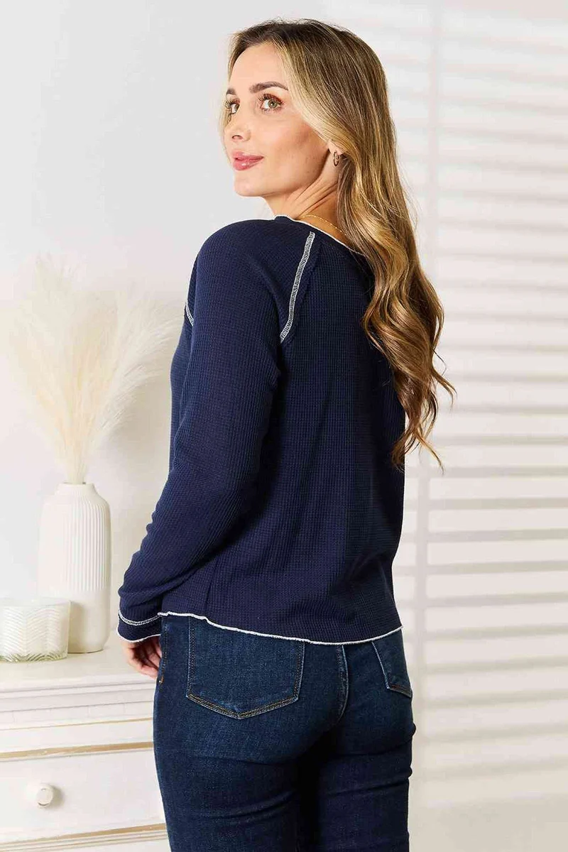 Luxe casual overhemd met ronde hals en lange raglanmouwen - een comfortabel en veelzijdig basisstuk.