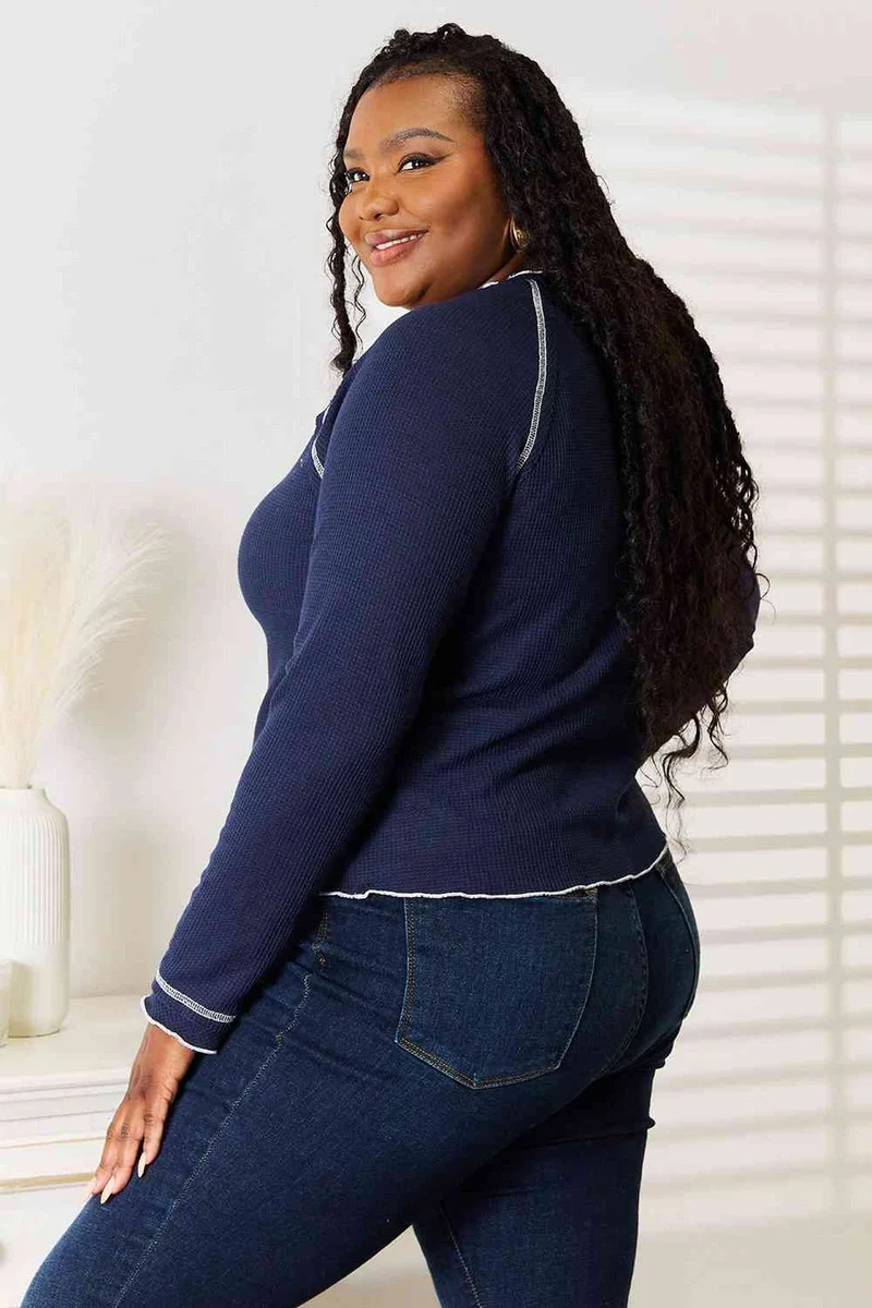 Luxe casual overhemd met ronde hals en lange raglanmouwen - een comfortabel en veelzijdig basisstuk.
