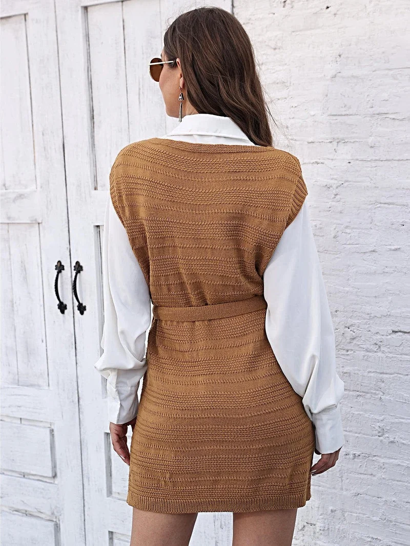 Luxe sweaterjurk met strik aan de voorkant, V-hals, mouwloos ontwerp en elegante split.