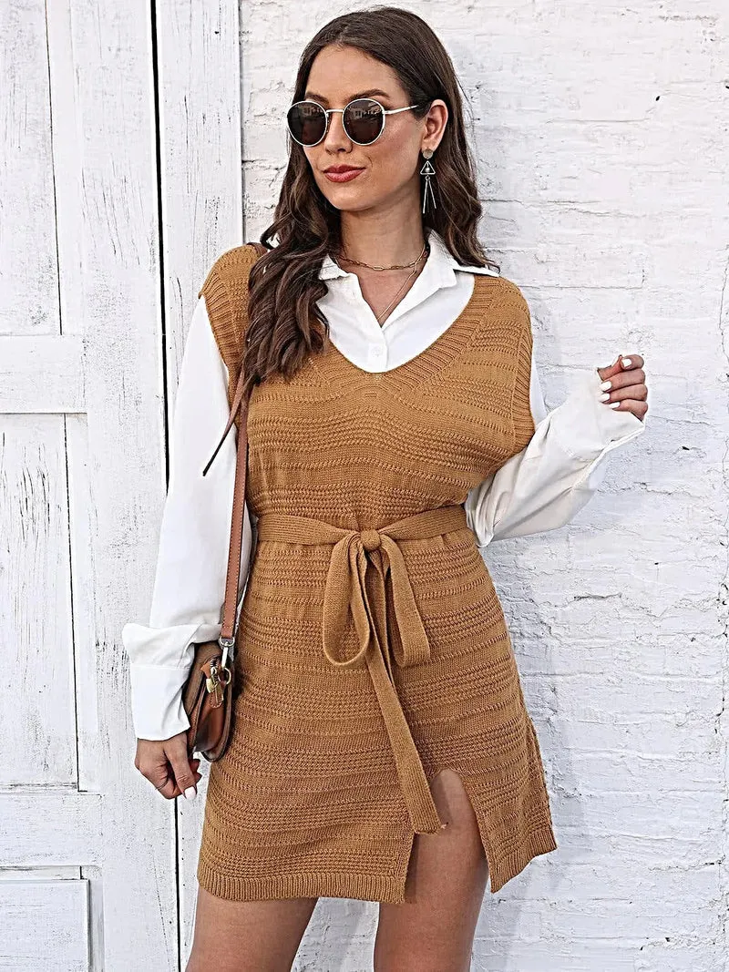 Luxe sweaterjurk met strik aan de voorkant, V-hals, mouwloos ontwerp en elegante split.