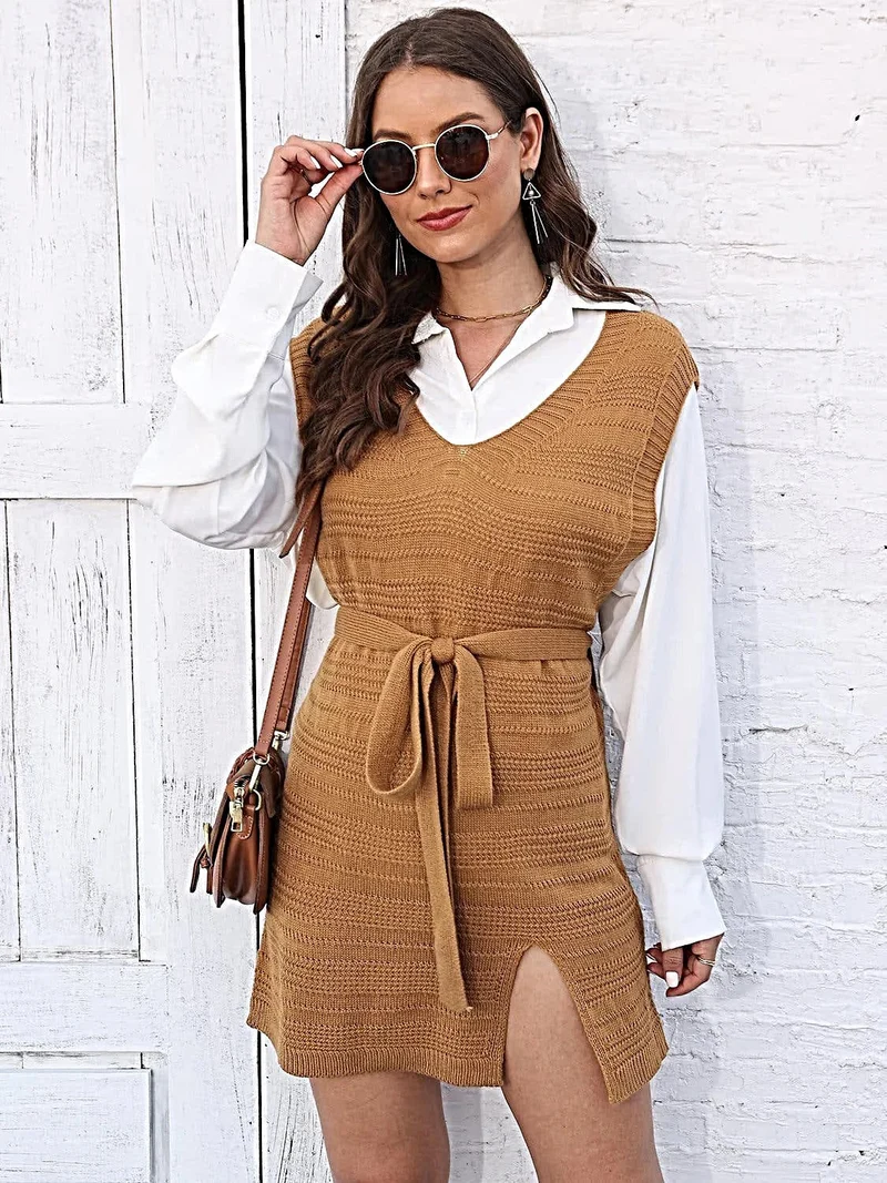 Luxe sweaterjurk met strik aan de voorkant, V-hals, mouwloos ontwerp en elegante split.