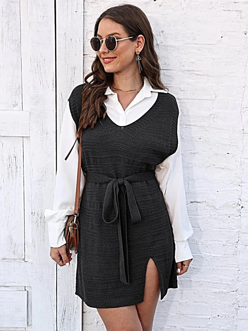 Luxe sweaterjurk met strik aan de voorkant, V-hals, mouwloos ontwerp en elegante split.