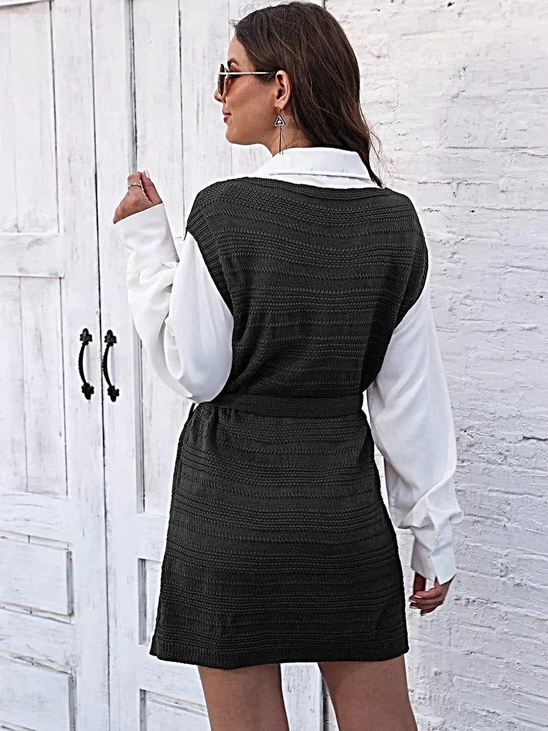 Luxe sweaterjurk met strik aan de voorkant, V-hals, mouwloos ontwerp en elegante split.