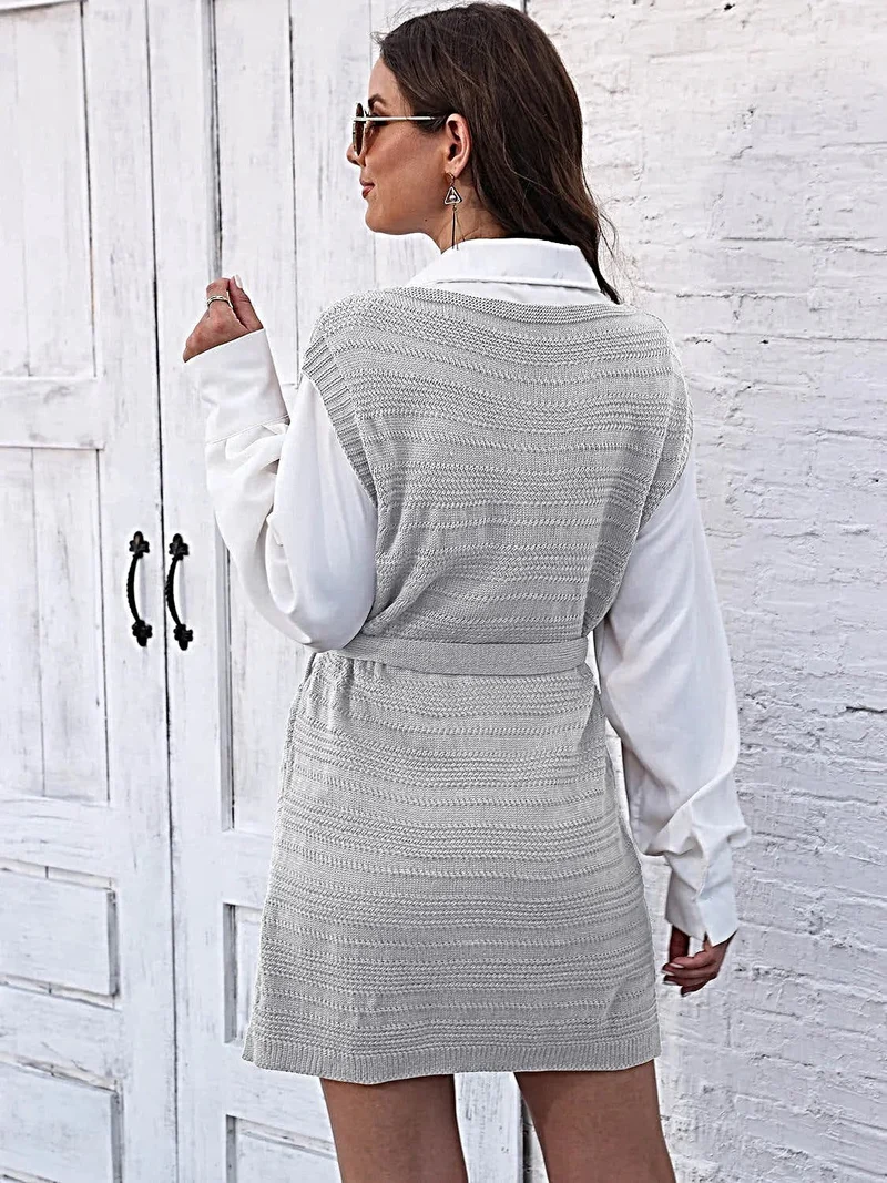 Luxe sweaterjurk met strik aan de voorkant, V-hals, mouwloos ontwerp en elegante split.