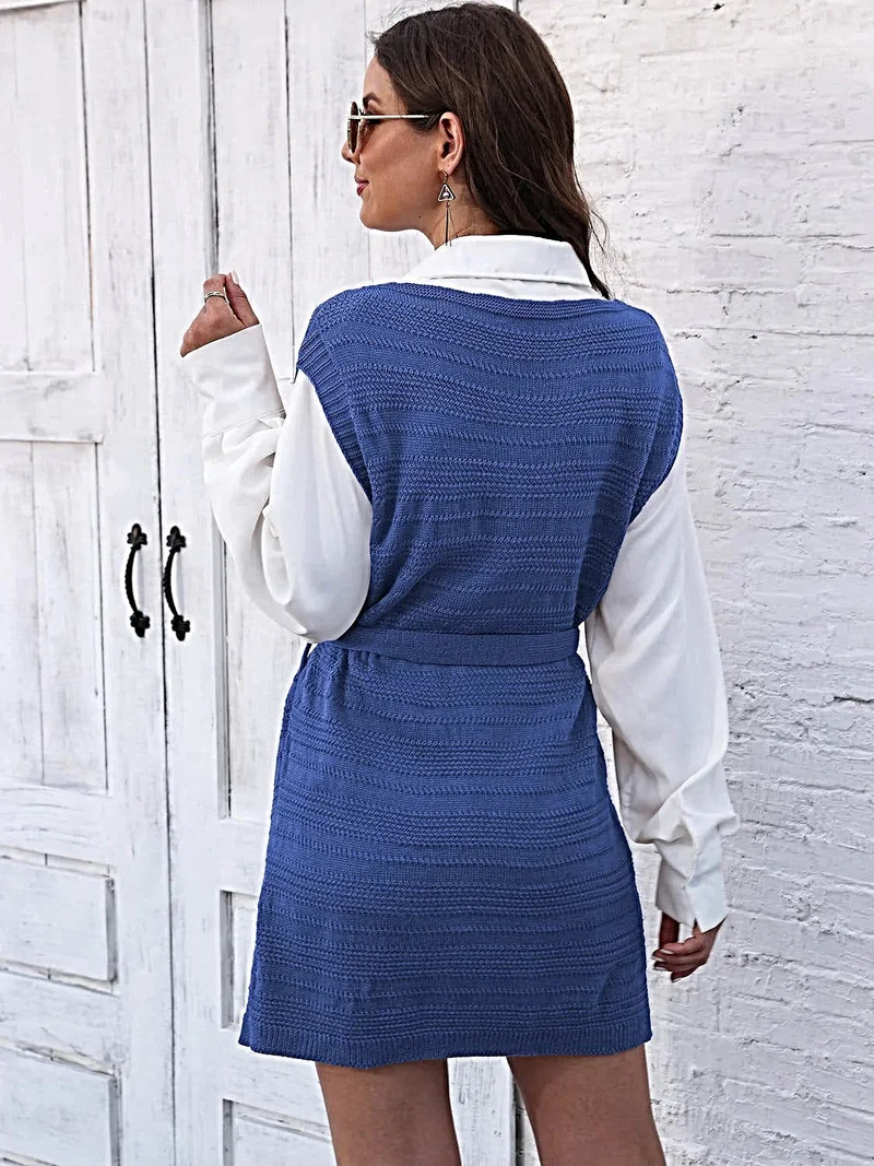 Luxe sweaterjurk met strik aan de voorkant, V-hals, mouwloos ontwerp en elegante split.