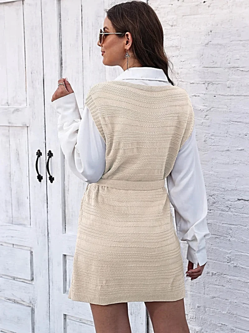 Luxe sweaterjurk met strik aan de voorkant, V-hals, mouwloos ontwerp en elegante split.