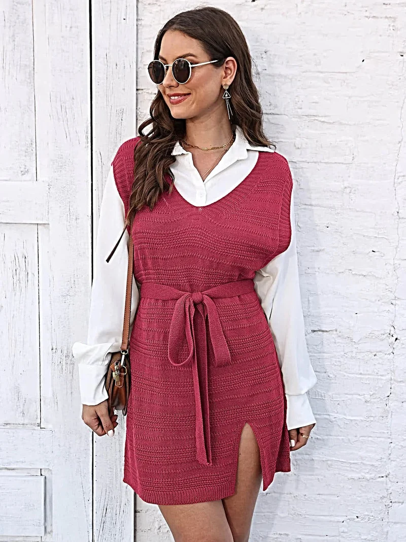 Luxe sweaterjurk met strik aan de voorkant, V-hals, mouwloos ontwerp en elegante split.