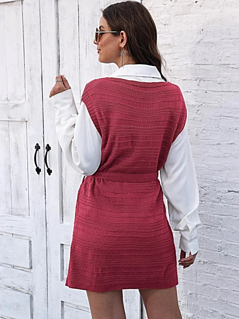 Luxe sweaterjurk met strik aan de voorkant, V-hals, mouwloos ontwerp en elegante split.