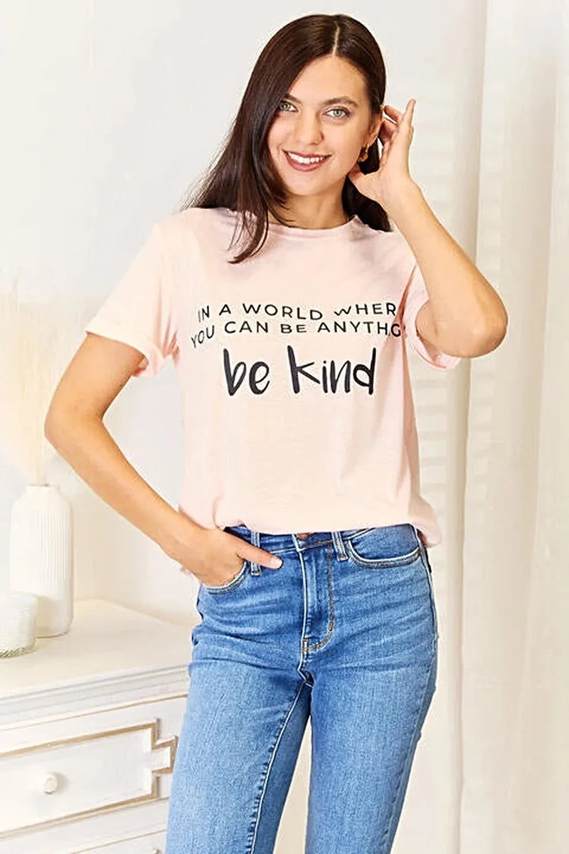 Trendy grafische T-shirts: Simply Love T-shirt met omslag en slogan, ook verkrijgbaar in grote maten.