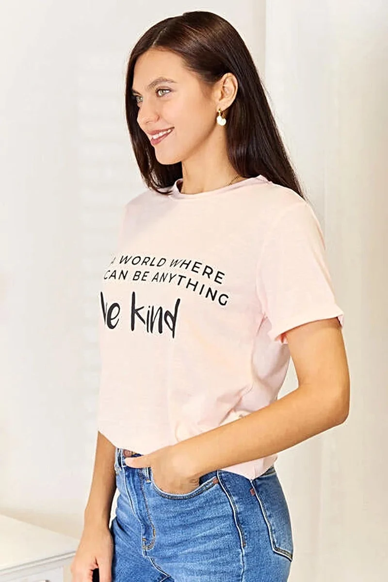 Trendy grafische T-shirts: Simply Love T-shirt met omslag en slogan, ook verkrijgbaar in grote maten.