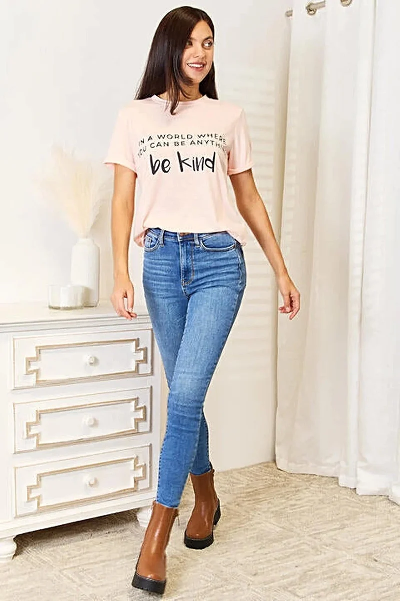 Trendy grafische T-shirts: Simply Love T-shirt met omslag en slogan, ook verkrijgbaar in grote maten.