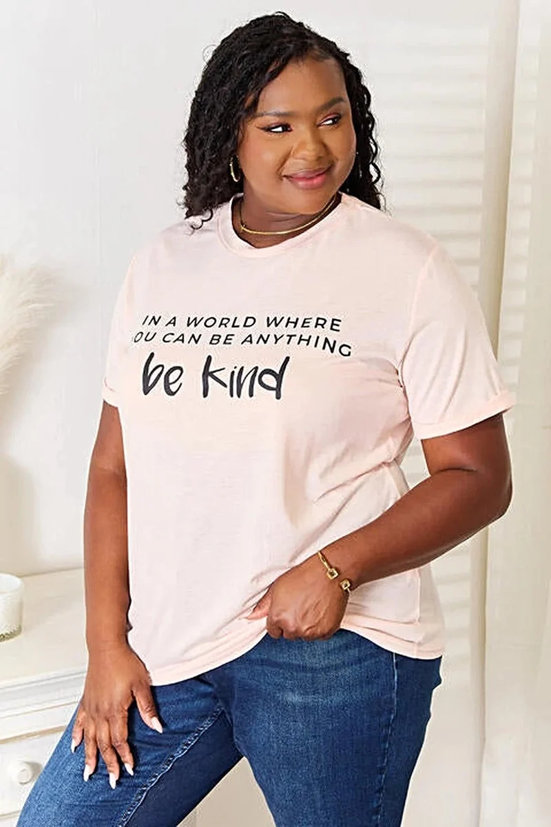 Trendy grafische T-shirts: Simply Love T-shirt met omslag en slogan, ook verkrijgbaar in grote maten.