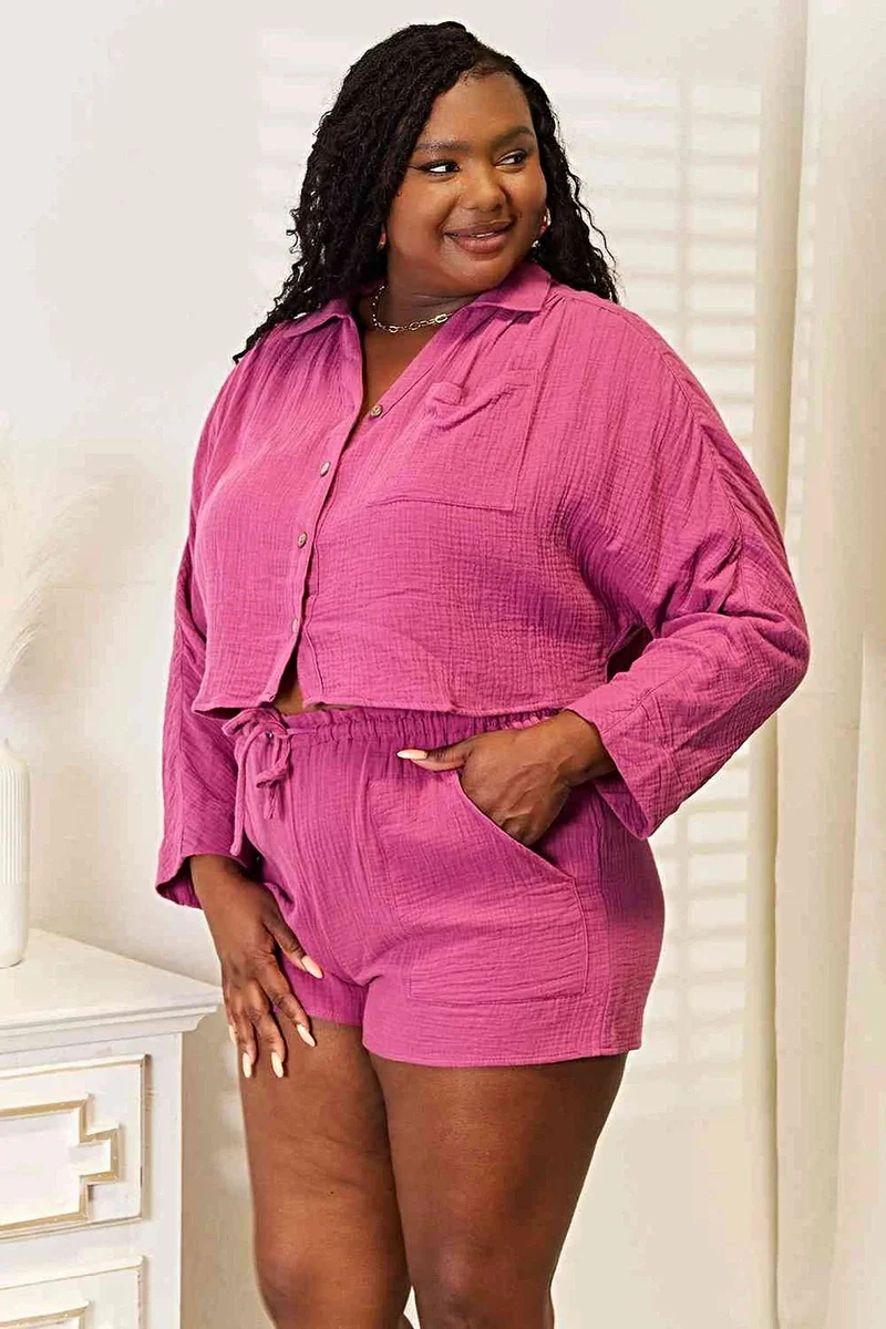Casual zomeroutfit: 2-delige set bestaande uit een top met lange mouwen en knoopjes en een short voor stijlvol comfort.