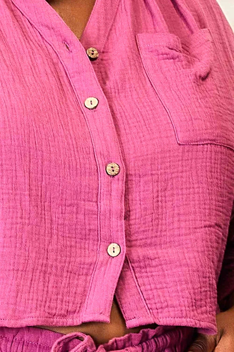 Casual zomeroutfit: 2-delige set bestaande uit een top met lange mouwen en knoopjes en een short voor stijlvol comfort.