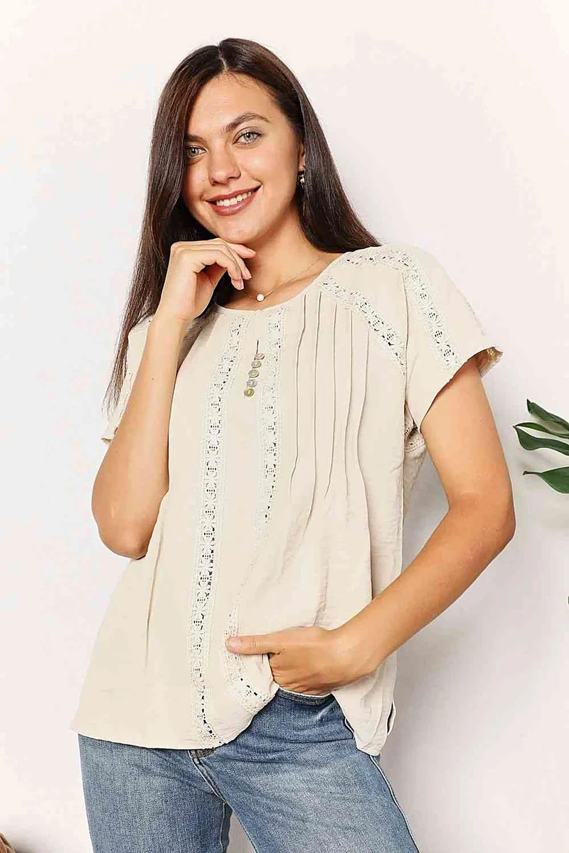 Chique gehaakte blouse met korte mouwen en knoopdetails - Ook verkrijgbaar in grote maten