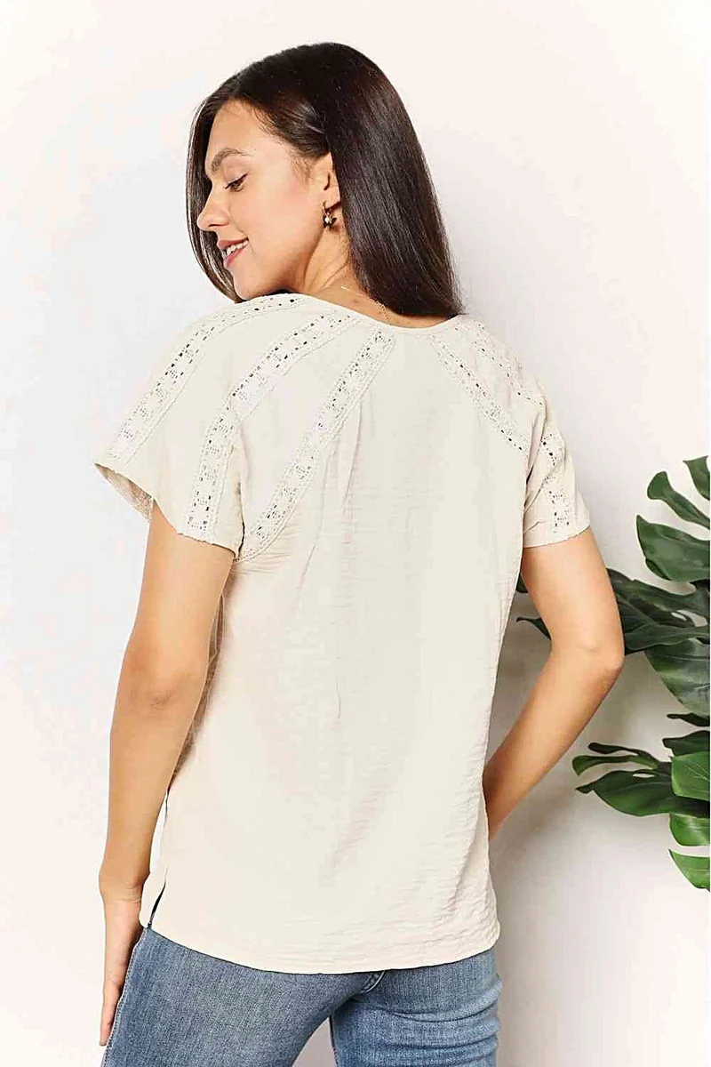 Chique gehaakte blouse met korte mouwen en knoopdetails - Ook verkrijgbaar in grote maten