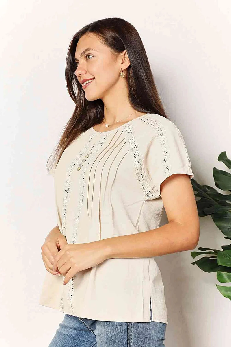 Chique gehaakte blouse met korte mouwen en knoopdetails - Ook verkrijgbaar in grote maten
