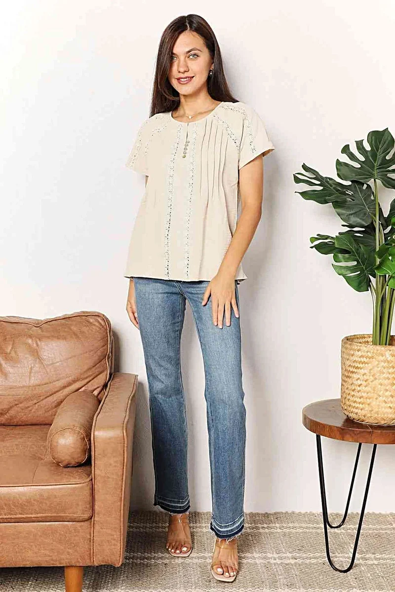 Chique gehaakte blouse met korte mouwen en knoopdetails - Ook verkrijgbaar in grote maten