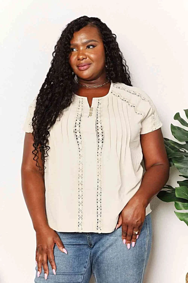 Chique gehaakte blouse met korte mouwen en knoopdetails - Ook verkrijgbaar in grote maten