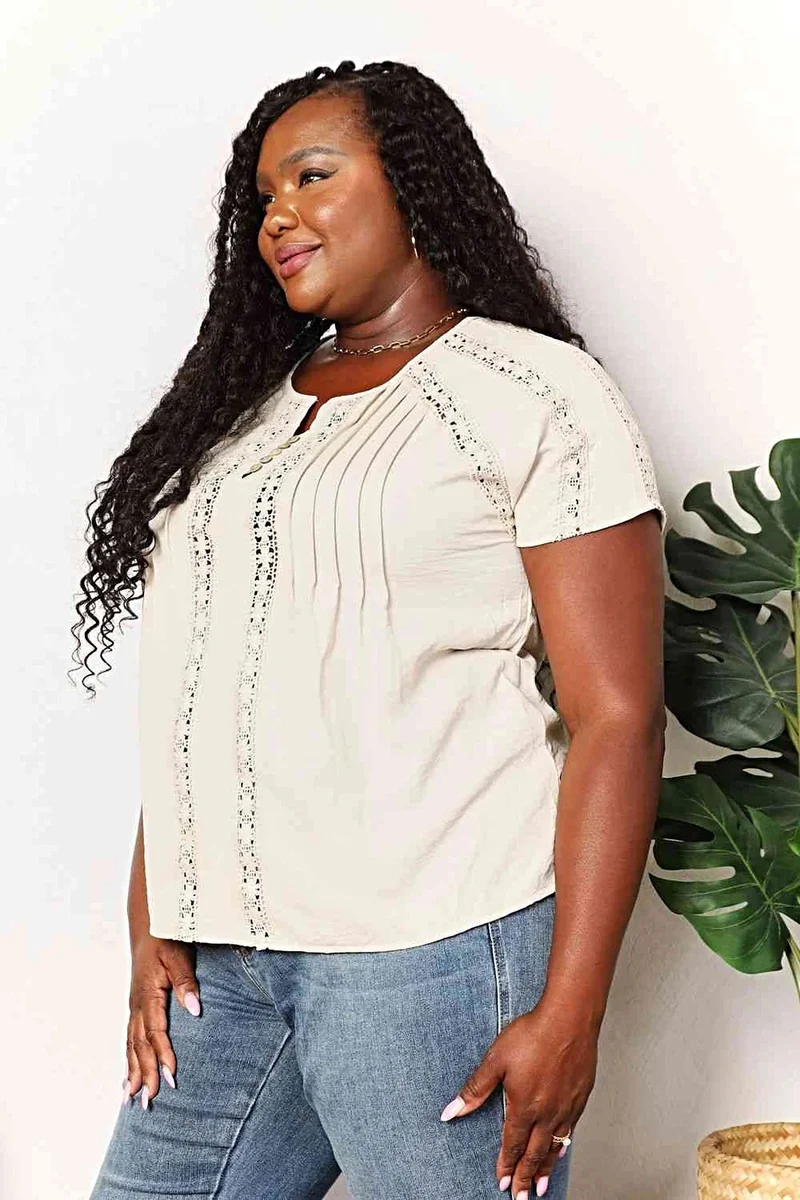 Chique gehaakte blouse met korte mouwen en knoopdetails - Ook verkrijgbaar in grote maten