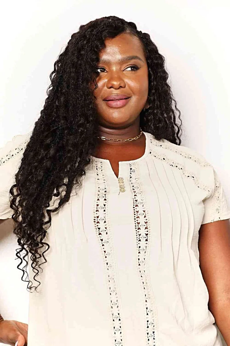 Chique gehaakte blouse met korte mouwen en knoopdetails - Ook verkrijgbaar in grote maten